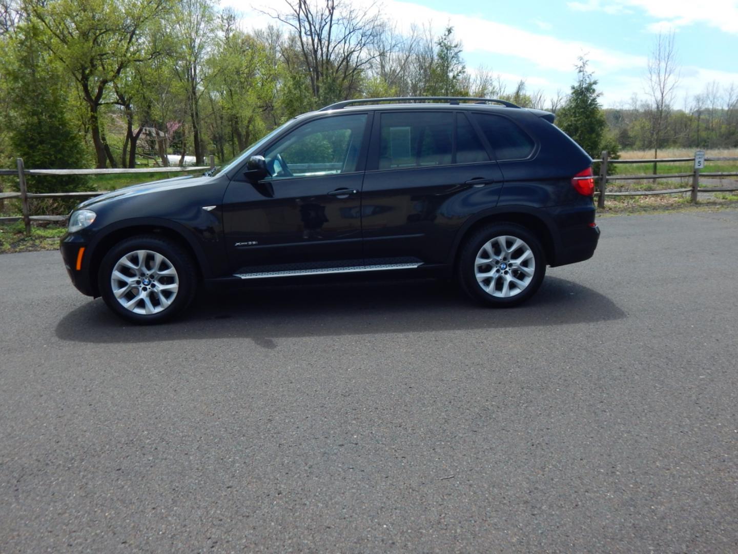 2013 Black /Ivory Leather BMW X5 Premium (5UXZV4C52D0) with an 3.0L 6 cylinder Turbo engine, Automatic transmission, located at 6528 Lower York Road, New Hope, PA, 18938, (215) 862-9555, 40.358707, -74.977882 - Here we have a nice 2013 BMW X5 with a 3.0L 6 cylinder turbo engine putting power to all 4 wheels via an automatic transmission. Options include: ivory colored leather, wood trim, keyless entry, cruise control, tilt steering wheel, power windows/locks/mirrors, power sunroof, power front seats, heat - Photo#6